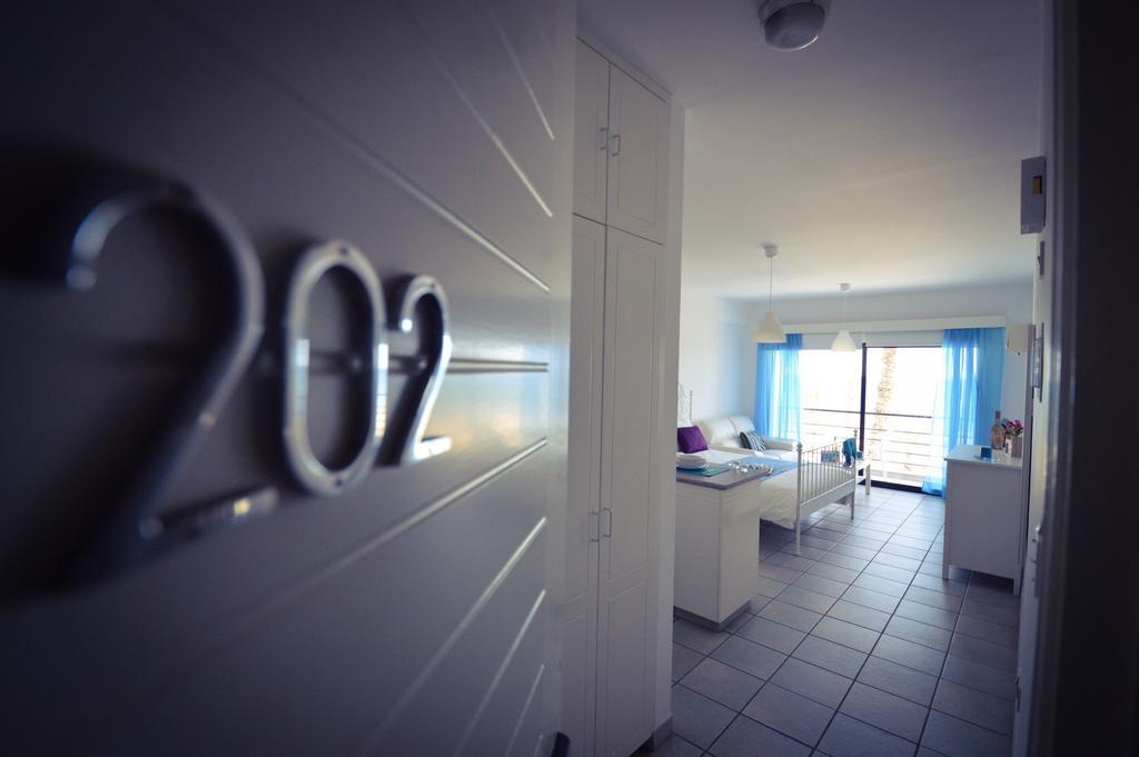 Krasas Beach Apartment Rentals Larnaca Phòng bức ảnh